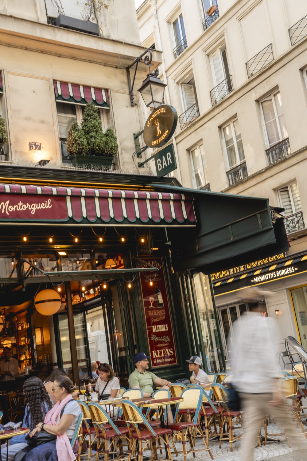 La façade et l'enseigne du Montorgueil, rue Montorgueil