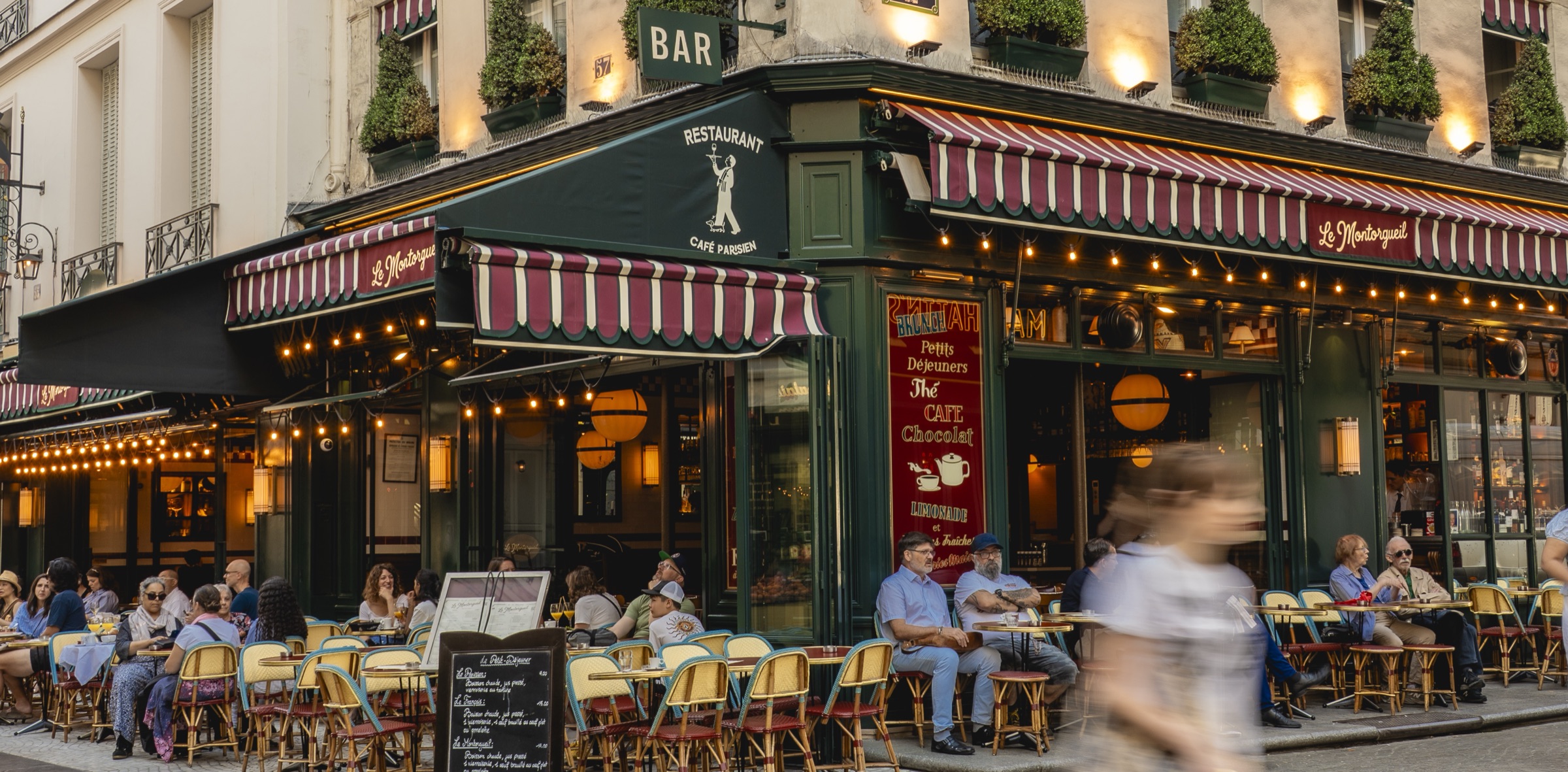 La façade et la terrasse de la brasserie Le Montorgueil, rue Montorgueil à Paris