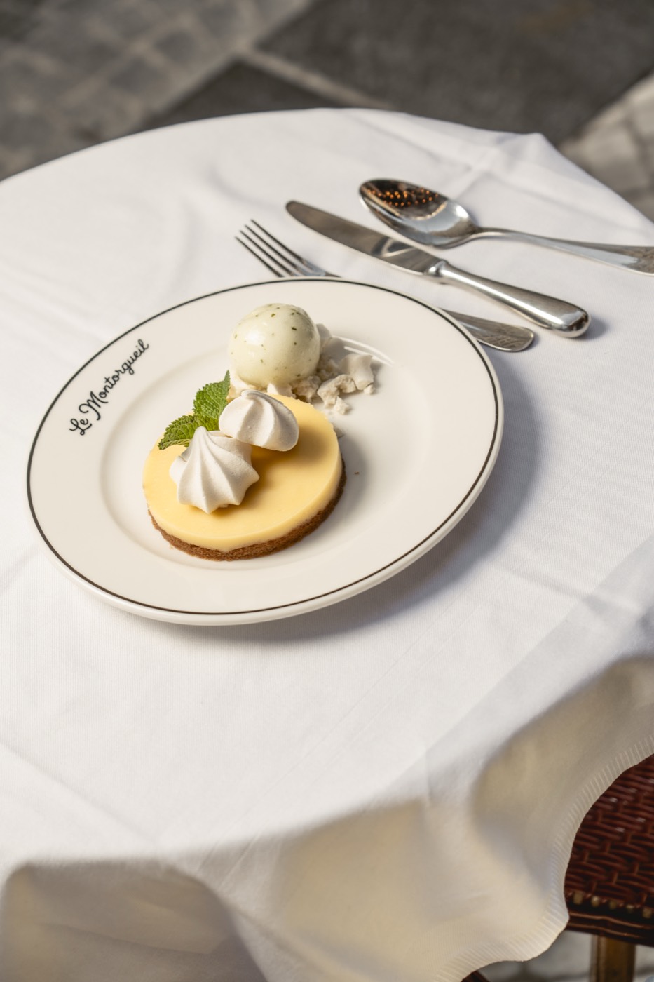 La salle de la brasserie Le Montorgueil dressée pour le service